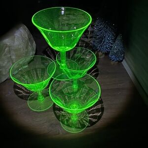 COPY - Set of 4 vintage uranium champagne glasses
